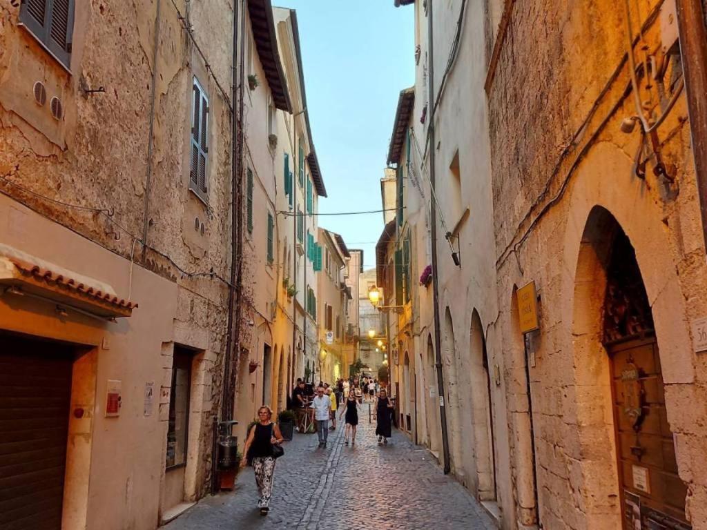 Vicolo Delle Belle Suite Terracina Bagian luar foto